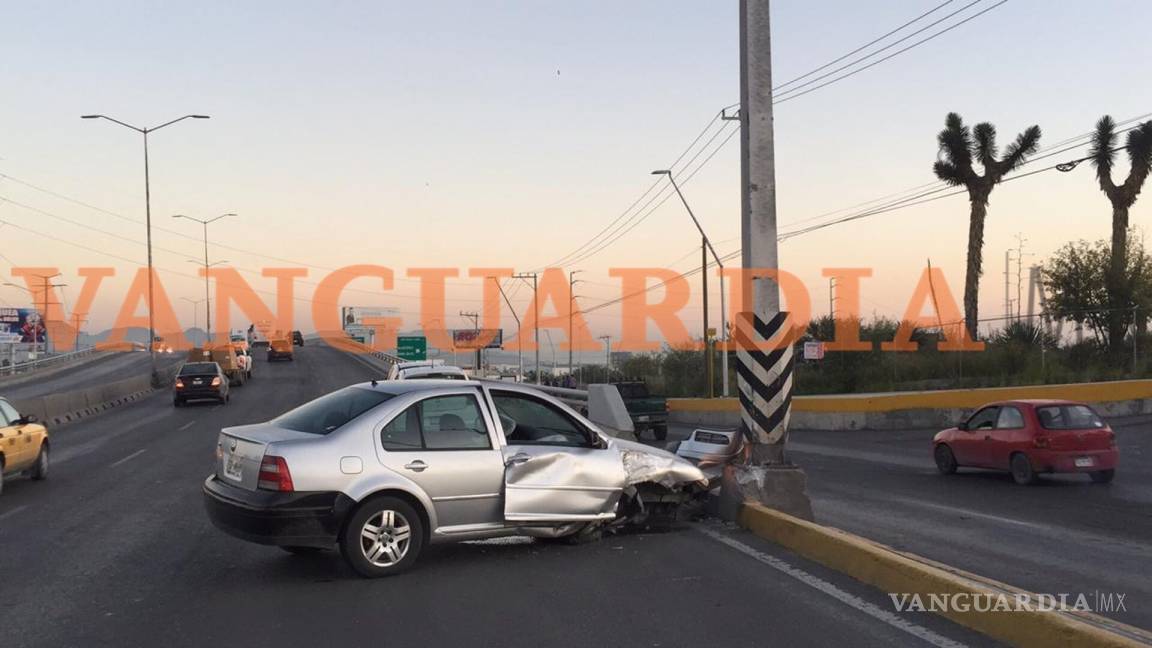 Automovilista en Saltillo se impacta contra un poste en Nazario Ortiz