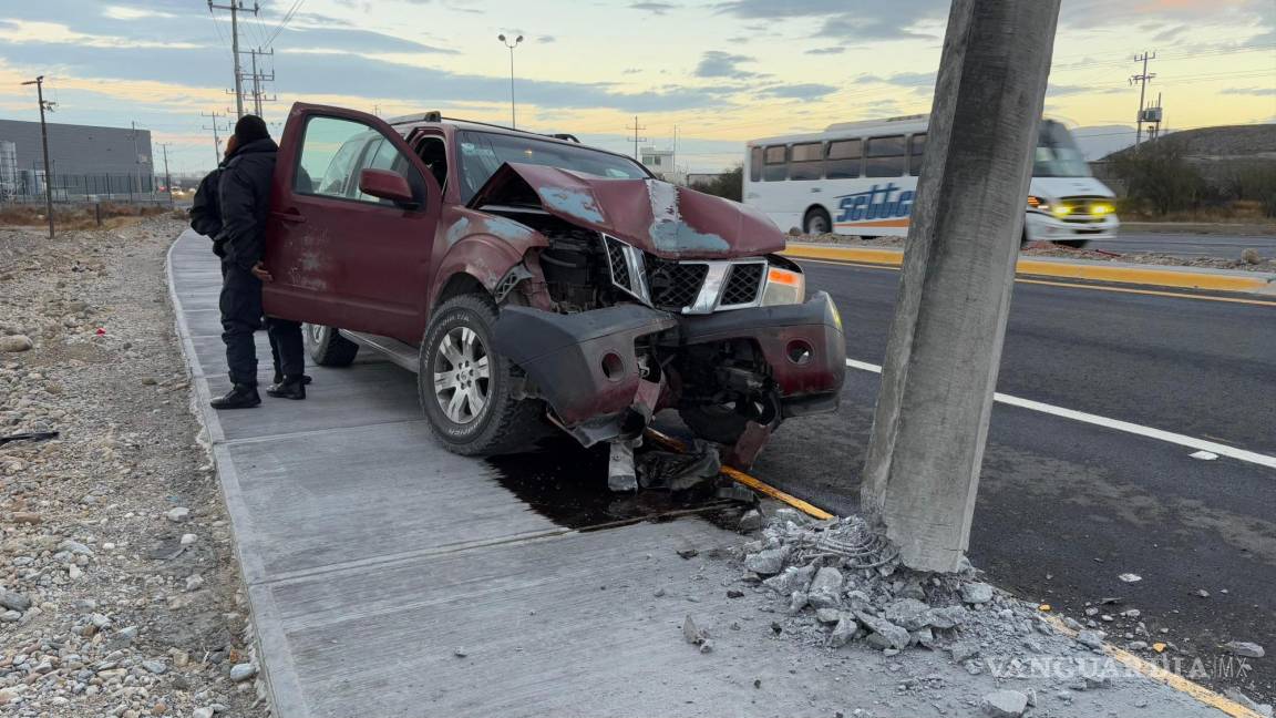 Conductora se estampa contra un poste al norte de Saltillo; culpa a la neblina