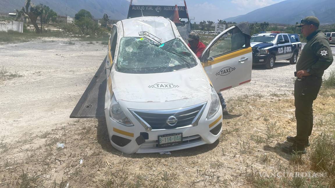 Volcadura de taxi deja cuatro heridos, en Arteaga