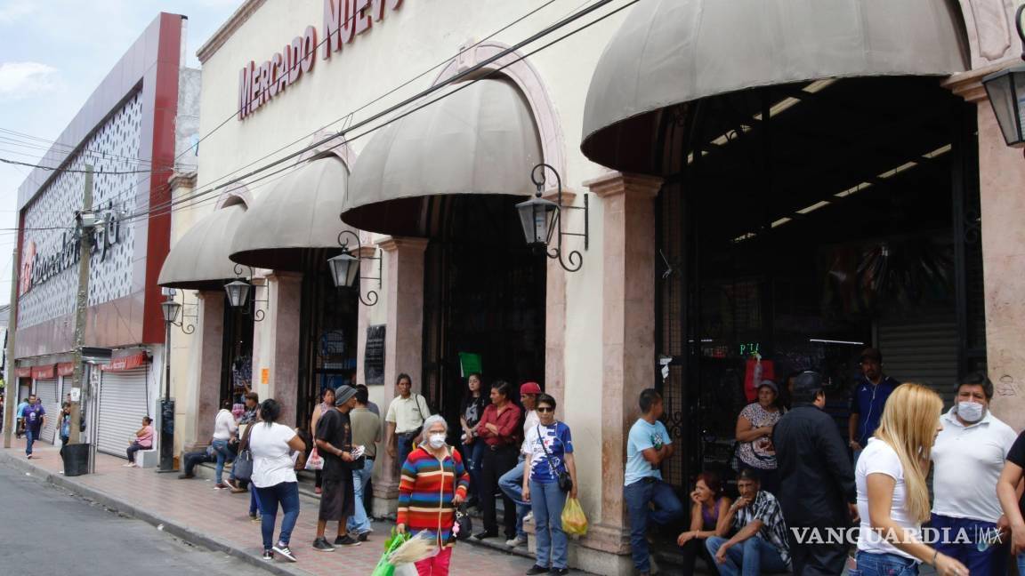 $!Saltillo, Coahuila. Mexico. 06 de Abril de 2020. Ante la crisis económica que se avecina derivada de la suspensión de actividades económicas por la pandemia del Covid-19, locatarios del Mercado Nuevo Saltillo tomaron la decisión de no cerrar sus comercios pues viven al día. Sin embargo, en su mayoría ninguno de los comerciantes utiliza guantes o cubrebocas, algunos cuentan en sus vitrinas con gel antibacterial para desinfectarse las manos. A las afueras de este mercado el escenario es similar pues al frente y al costado, por las calles de Pérez Treviño.