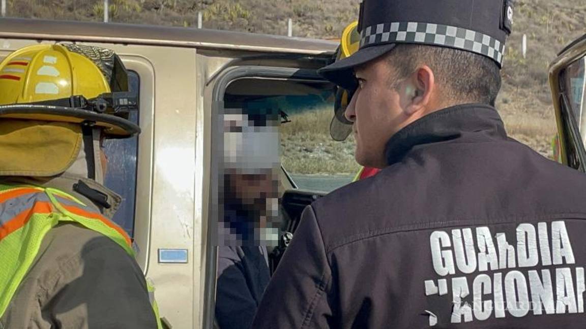 $!Cuerpos de emergencia brindaron atención prehospitalaria al conductor lesionado en el lugar del percance.