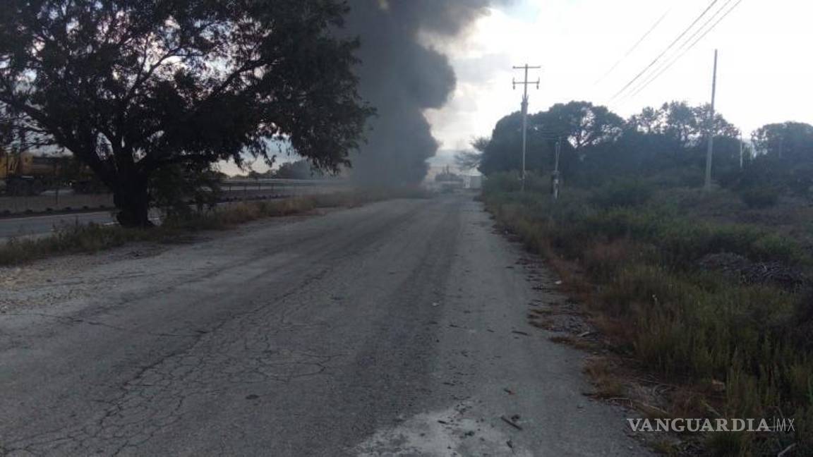 $!Personal de bomberos llegó a combatir el fuego.