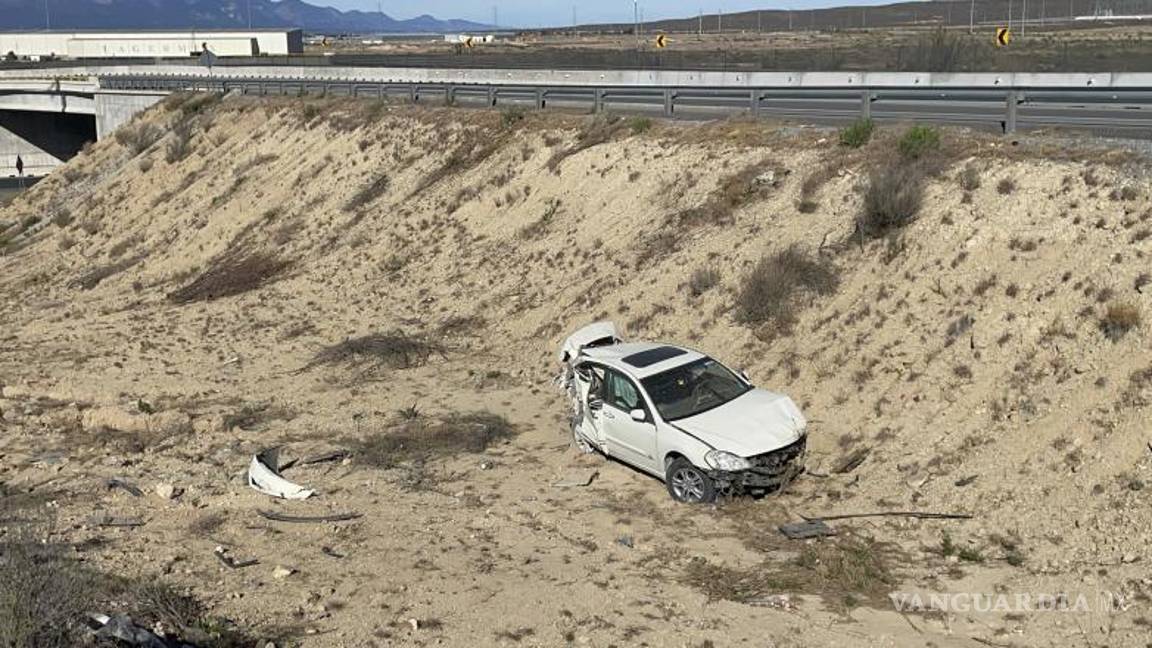 $!El vehículo quedó varado donde fue el accidente en espera de la llegada del personal de la Guardia Nacional.