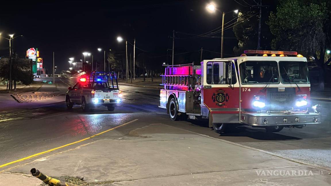 $!Bomberos trabajaron en conjunto con agentes de tránsito para despejar la vialidad tras el accidente que dejó dos postes derribados.