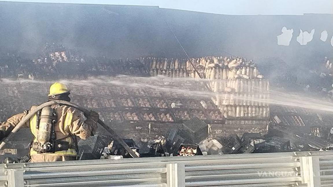 $!La autopista fue parcialmente cerrada mientras se realizaba el peritaje y la revisión de los tractocamiones afectados.