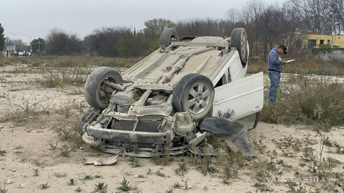 $!Autoridades y personal de la aseguradora inspeccionaron el vehículo y coordinaron el traslado mientras se gestionaban los trámites de la aseguradora.