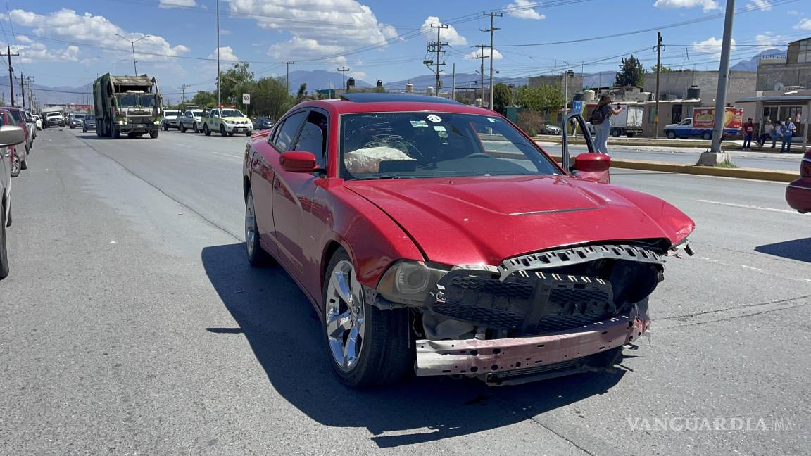 Agente de la Fiscalía sufre grave accidente en el periférico Luis Echeverría, en Saltillo