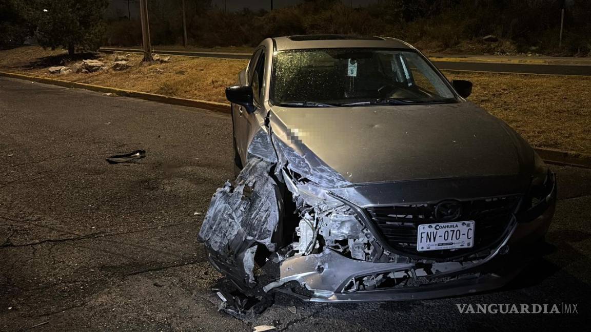 $!El vehículo Mazda resultó con daños en el costado derecho luego del impacto.