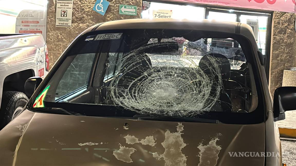 $!Paramédicos brindaron atención prehospitalaria al peatón antes de su traslado a una clínica del IMSS.