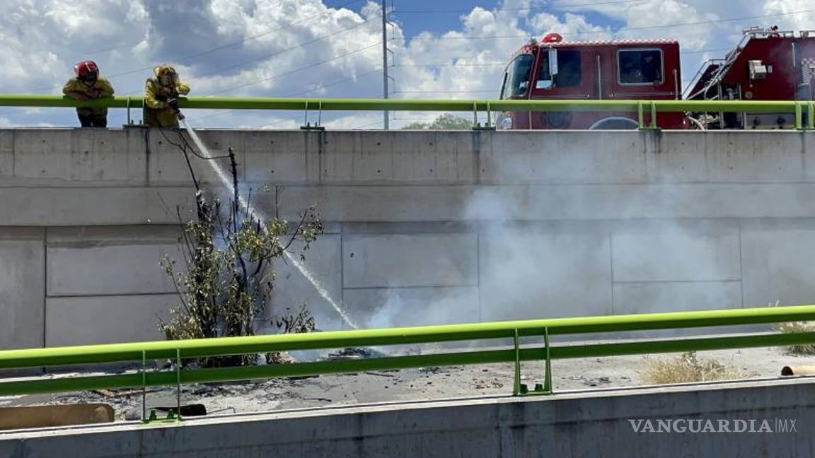 $!Bomberos realizan labores para contener el incendio junto al distribuidor vial ¨El Sarape¨.