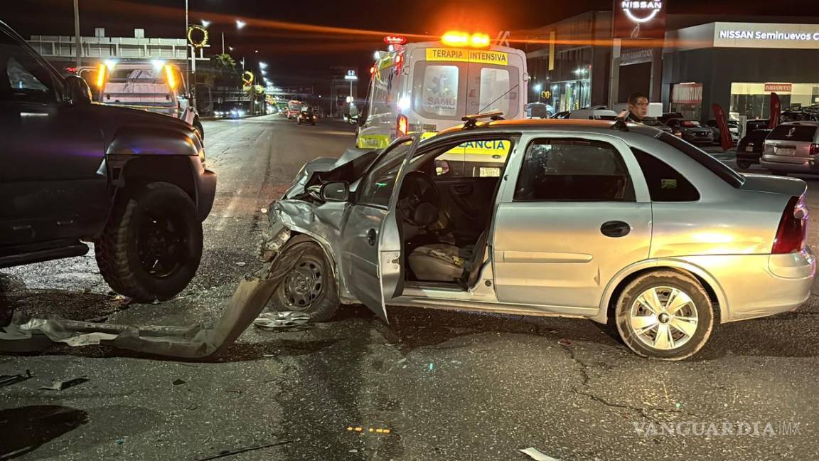$!Elementos de Tránsito Municipal abanderaron la zona para evitar otro percance durante la madrugada.