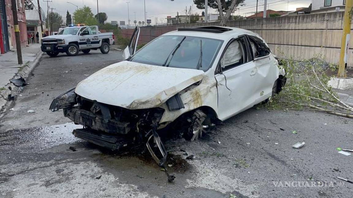 $!Los oficiales cuestionaron a los jóvenes acerca de su destino y se pusieron agresivos con ellos, llegando incluso a amenazarlos.