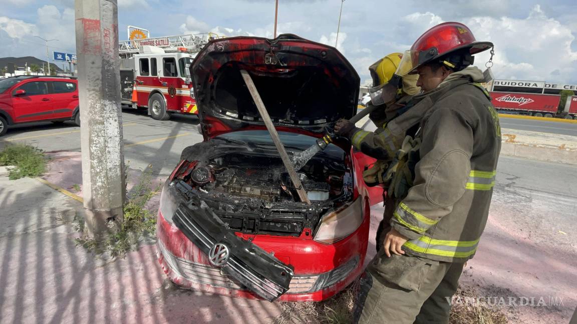 Se incendia vehículo recién salido del taller, en Saltillo