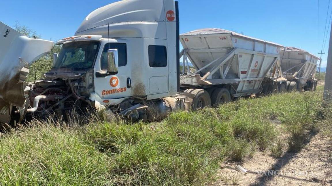 $!El tráiler involucrado en el accidente salió de la carretera tras el impacto con el vehículo particular, complicando la circulación y requiriendo la intervención de autoridades y socorristas en el kilómetro 80 de la carretera a Monclova.