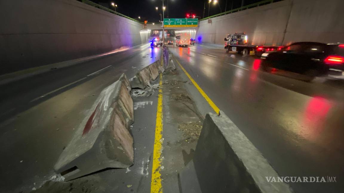 $!Las ballenas de concreto desplazadas bloquearon parcialmente los carriles contrarios.