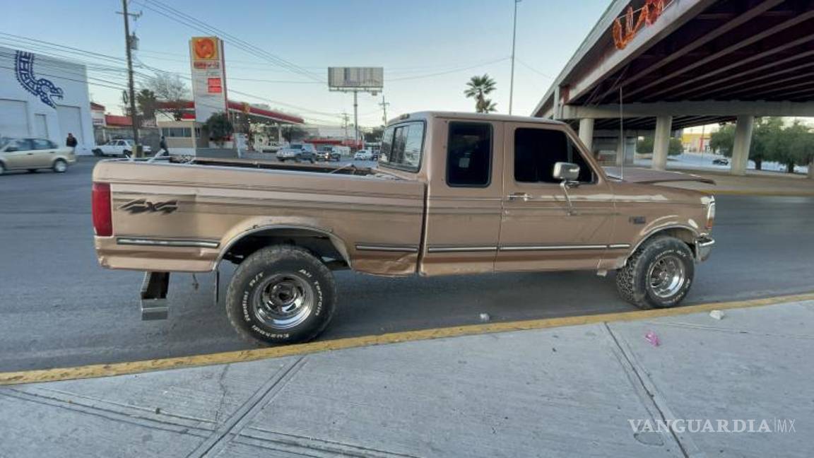 $!La camioneta Ford F-150 sufrió daños menores en comparación con el vehículo deportivo.