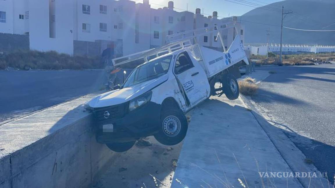 $!El conductor intentó escapar del lugar, pero perdió el control de la camioneta y cayó en un canal cercano.