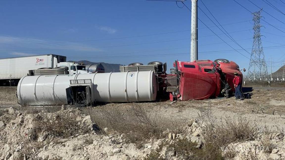 $!La pipa volcó fuera de la carretera, lo que permitió evitar un accidente de mayores dimensiones.