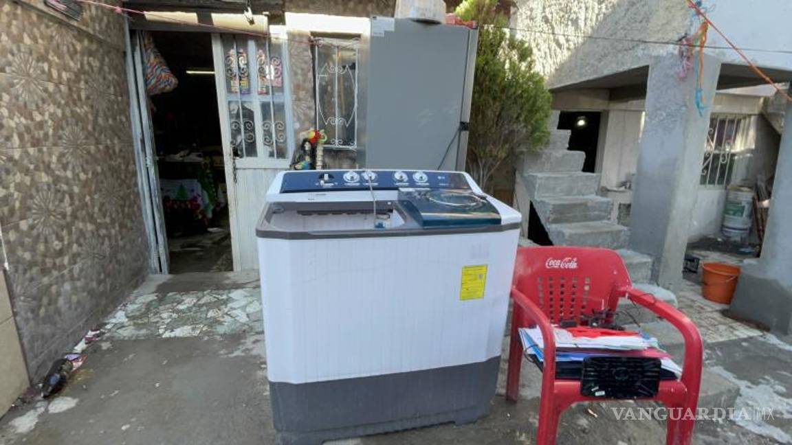 $!Muebles y ropa quedaron inutilizados debido al contacto prolongado con el agua acumulada.