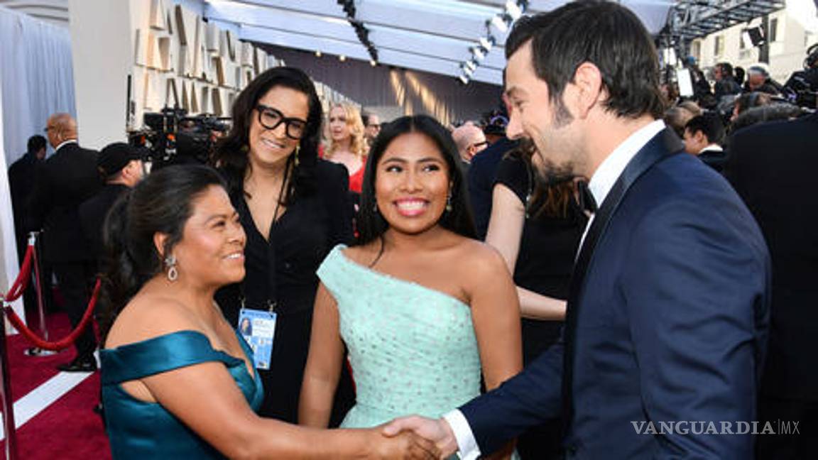 $!Reporteras acosan a mamá de Yalitza Aparicio y casi la hacen llorar