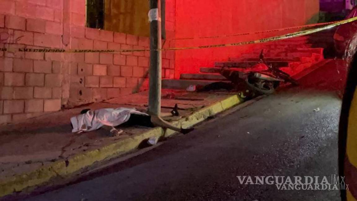 $!Un adolescente de 16 años murió al estrellarse contra un poste mientras conducía una motocicleta.