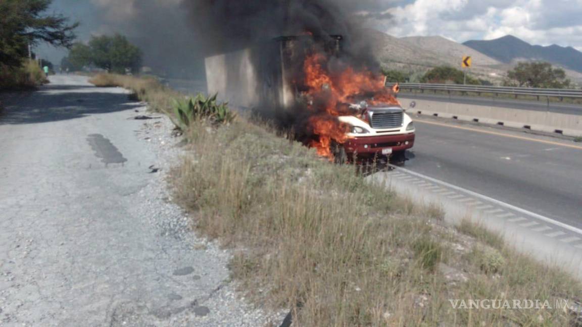 Arde unidad de transporte y provoca bloqueo en la carretera 57, en Arteaga