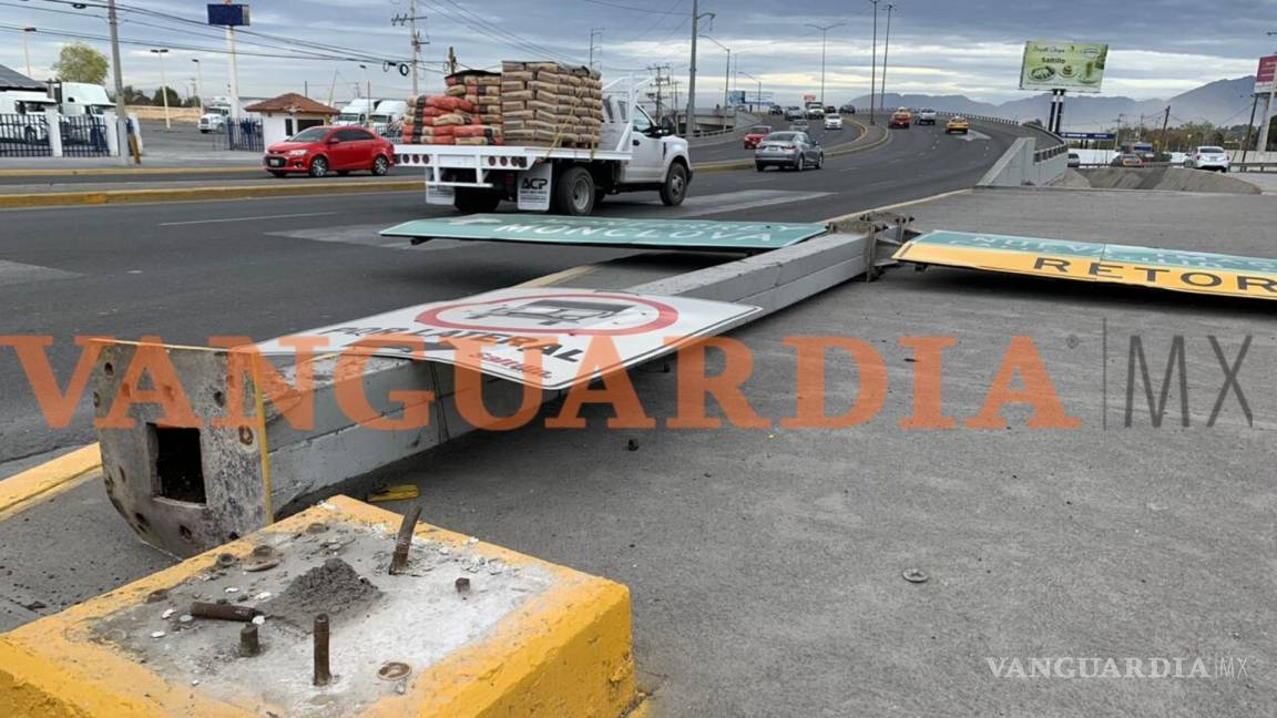 $!Fuertes vientos en Saltillo tumban señalamiento vial sobre el periférico Luis Echeverría