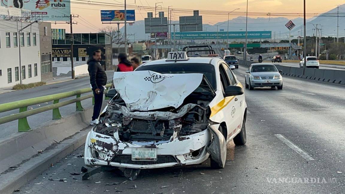 Acelerado taxista choca por alcance y destroza su vehículo en el periférico LEA de Saltillo