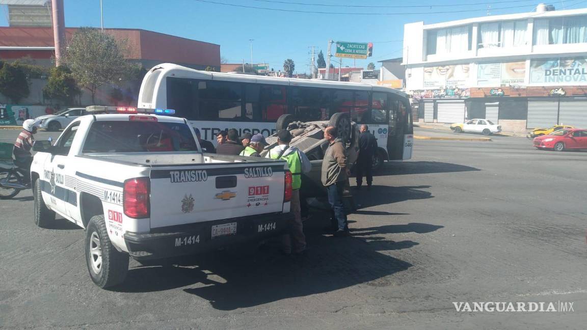 $!En el taxi además del conductor, viajaba una mujer de mediana edad, quién resultó con lesiones.