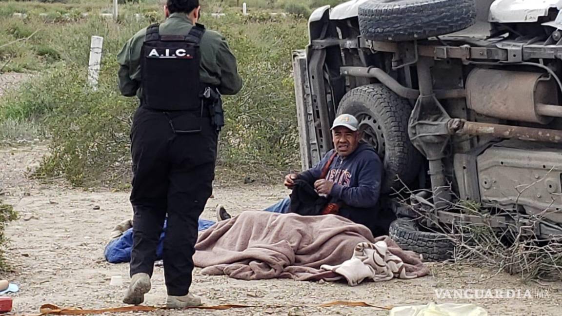 $!El hombre permanecía al lado del cadáver de su esposa, luego de accidentarse en la carretera a Torreón.