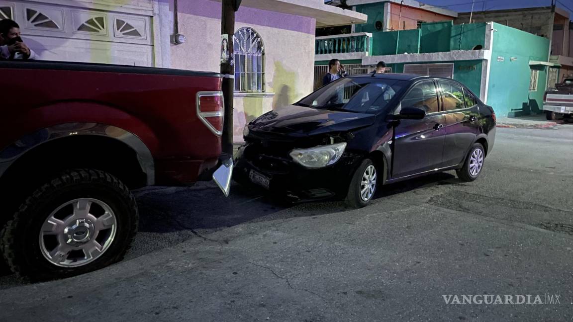 Camioneta se pasa el alto en Saltillo y provoca que la choquen