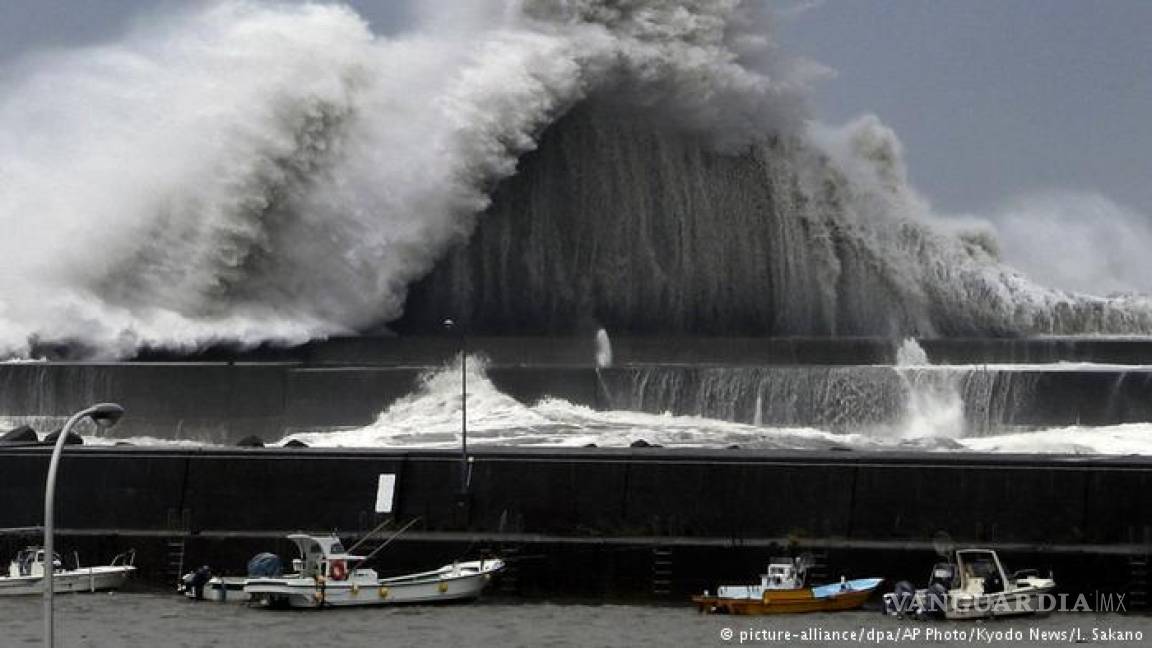 Pide Japón evacuar a un millón de personas por la tormenta más fuerte que ha golpeado al país en los últimos 25 años