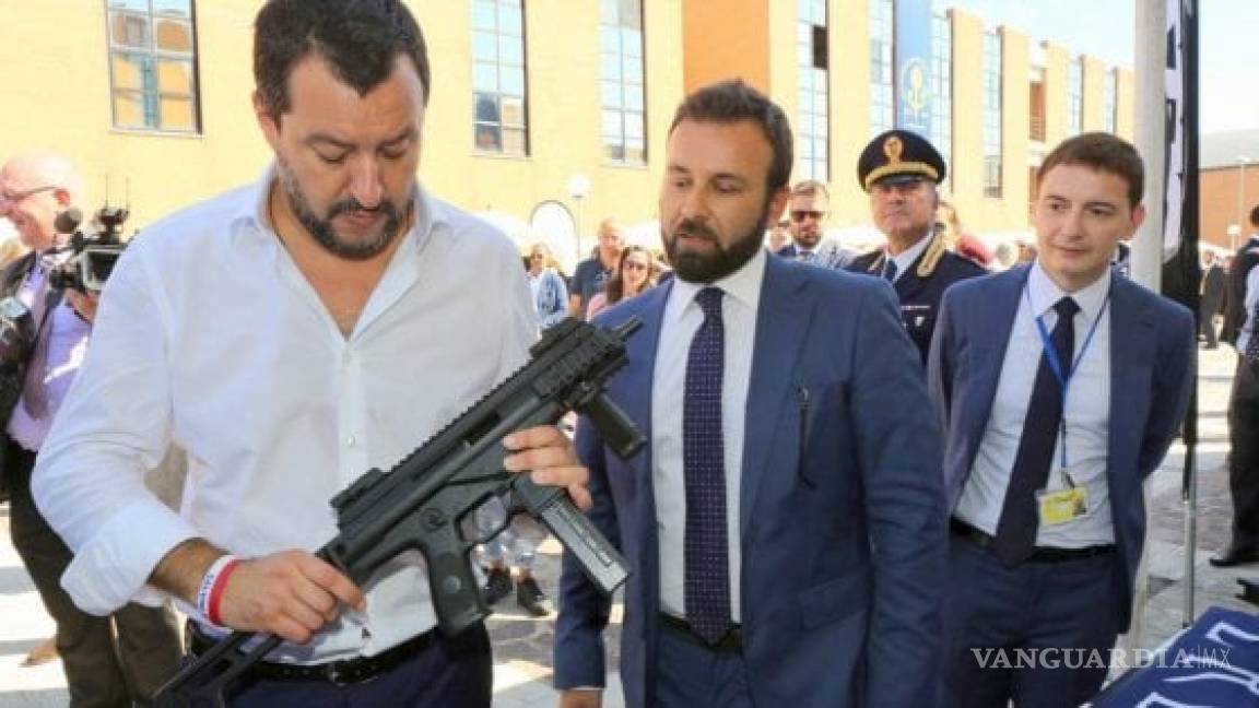 Foto del Ministro del Interior de Italia con arma de fuego desata polémica