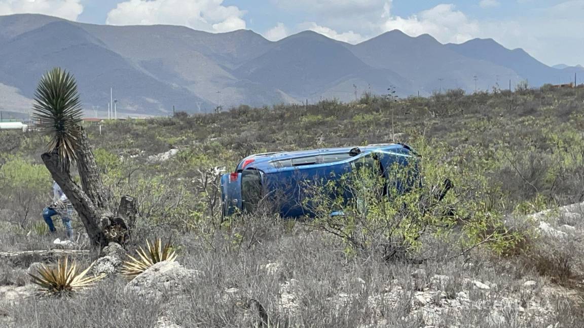 Tráiler se atraviesa y vuelca familia en carretera Saltillo-Monterrey; hay 5 lesionados