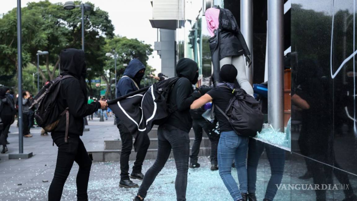 Causantes de disturbios en marcha por los 43 de Ayotzinapa no son anarquistas, son conservadores: AMLO