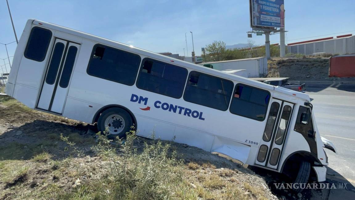 Tráiler impacta a transporte de personal y lo proyecta hacia barrera en carretera Saltillo-Monterrey