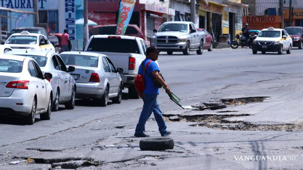 $!Los baches en las calles de Saltillo continúan generando preocupación entre los ciudadanos, quienes ven en esta problemática un impacto directo en la seguridad vial y la calidad de vida en la ciudad.