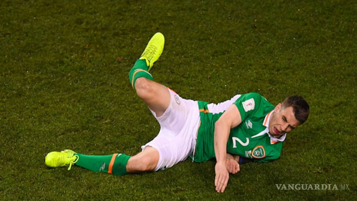 $!¡Brutal entrada!, Neil Taylor le rompe la pierda a Seamos Coleman