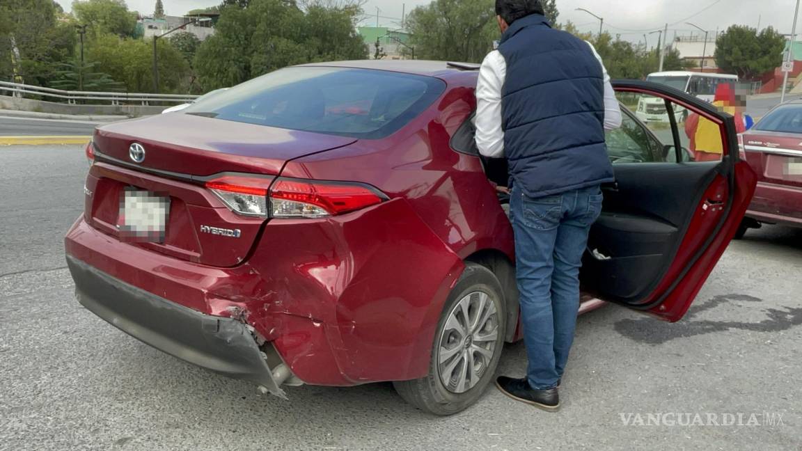 No guarda distancia y choca por alcance en Saltillo; dos menores fueron valorados