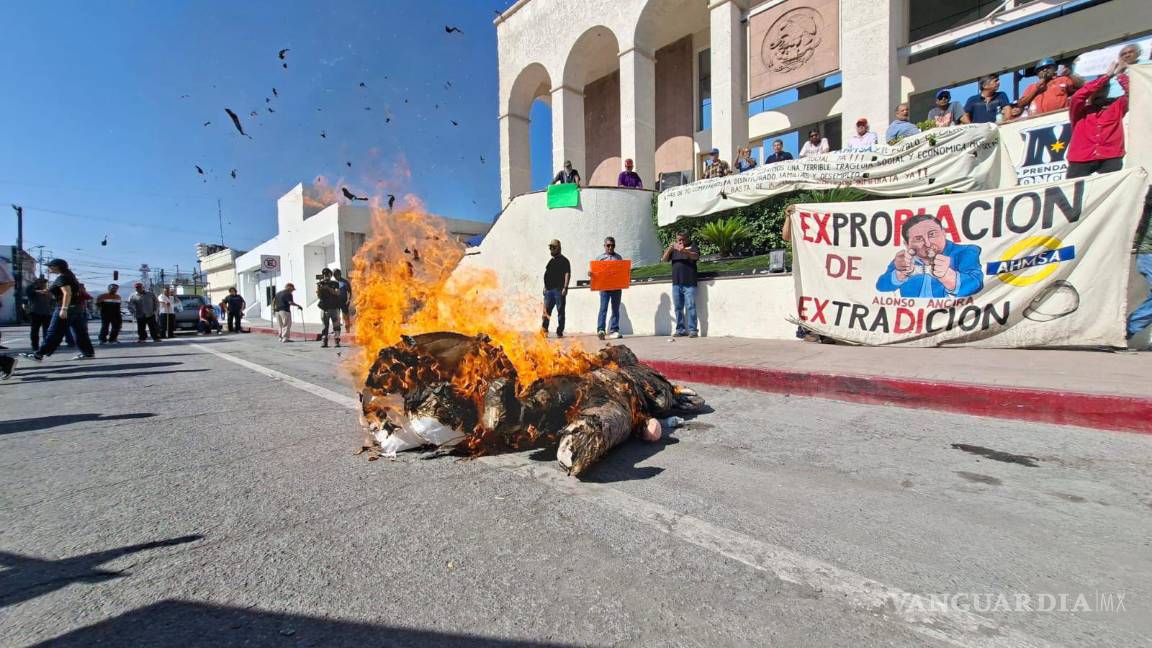 $!Manifestantes incendiaron piñatas con las figuras de Alonso Ancira, el síndico y el líder sindical.