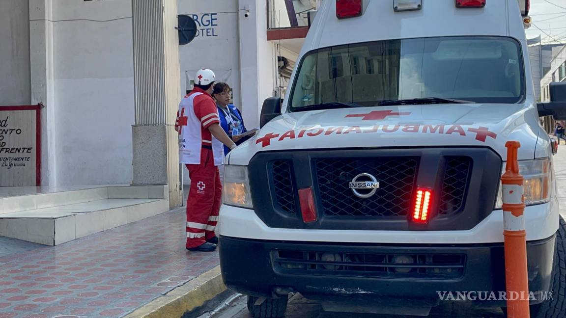 Caen padre y bebé de escaleras en hotel de Saltillo