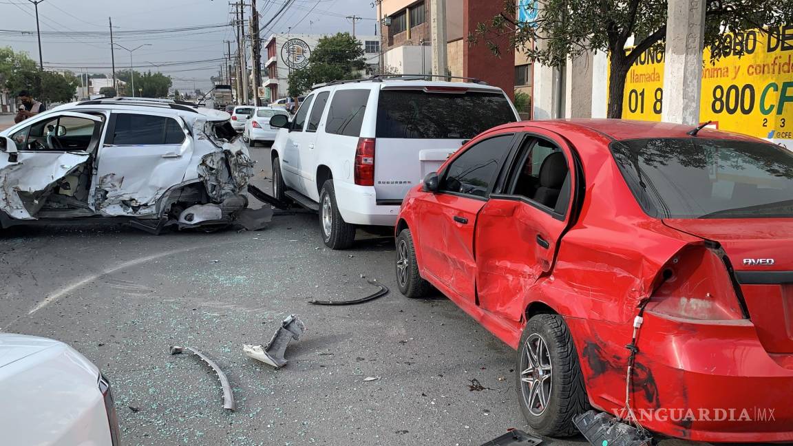 Embiste tráiler a camioneta en avenida de Saltillo; mujer de la tercera edad sale ilesa