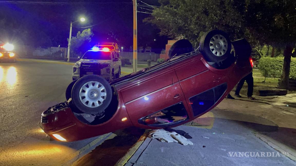 Saltillo: vuelcan auto y lo dejan abandonado en pleno Paseo de la Reforma