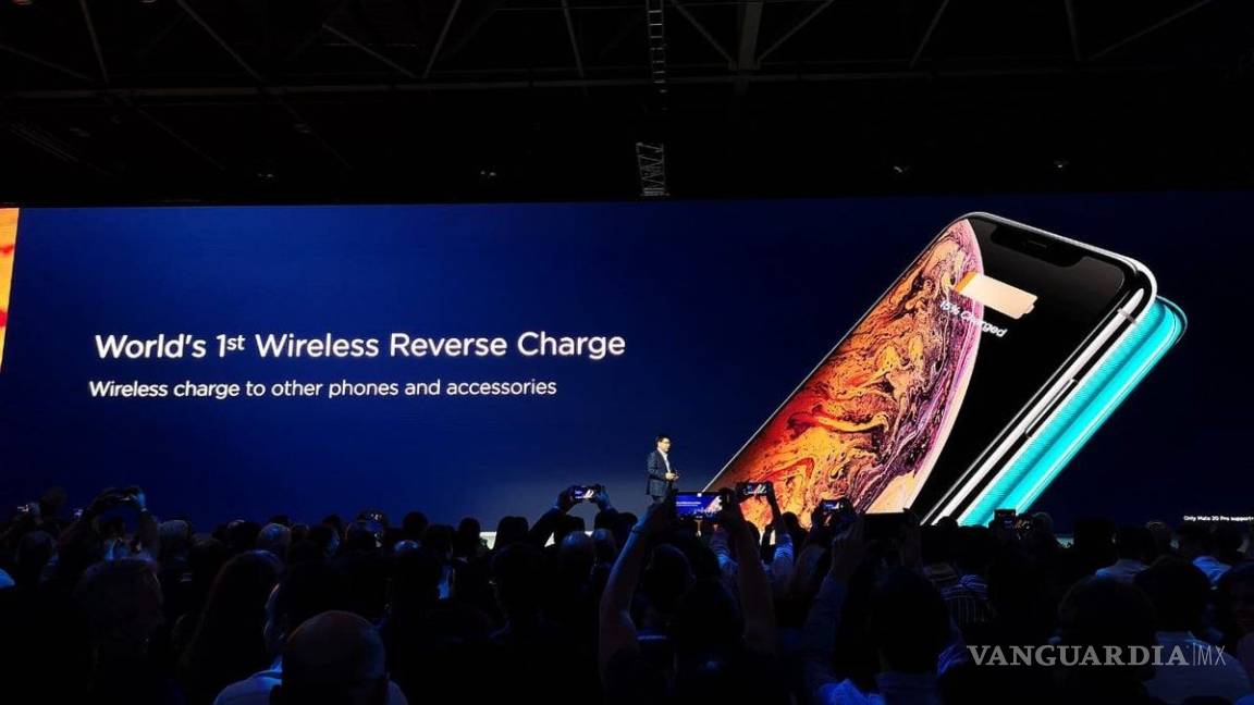 Huawei se burla de Apple y su iPhone 'echándole una mano' con su batería