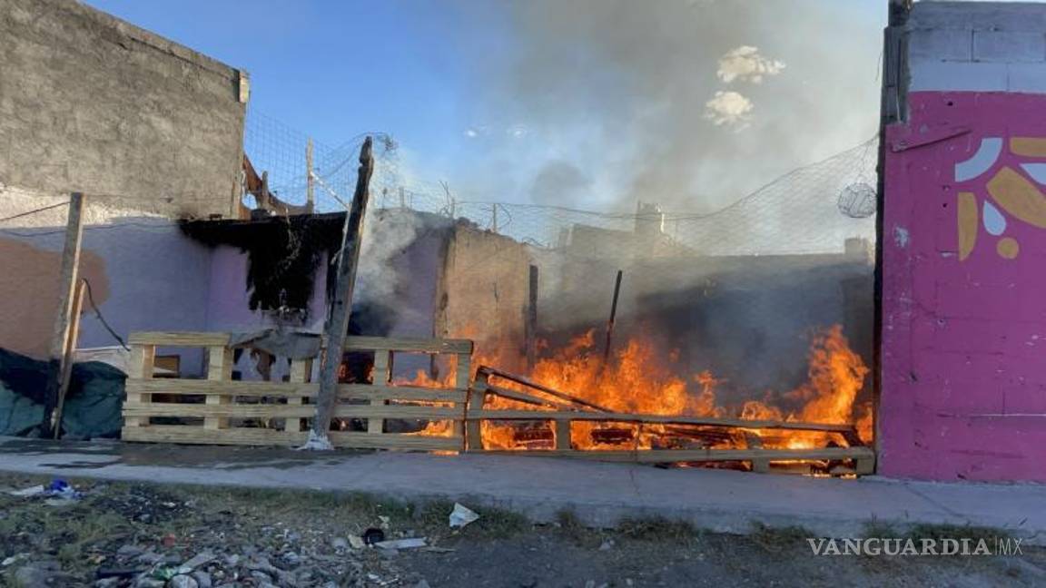 $!EL predio en construcción y aparentemente abandonado fue incendiado en la colonia Tierra y Libertad, al oriente de Saltillo.