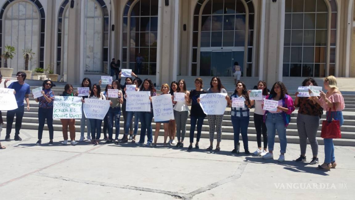 Alumnas de la UAdeC se manifiestan afuera de Rectoría; exigen aplicación de protocolo contra acoso