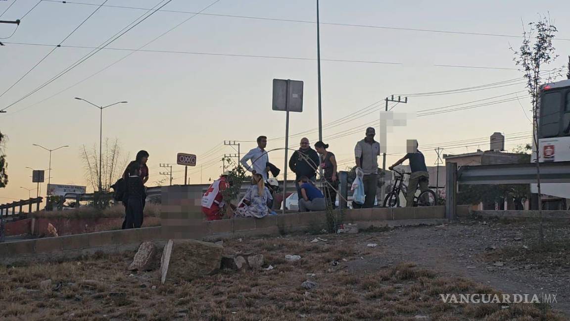 $!Tras el percance, los vecinos colaboraron para auxiliar a las jóvenes, mientras se coordinaba la llegada de los servicios de emergencia.