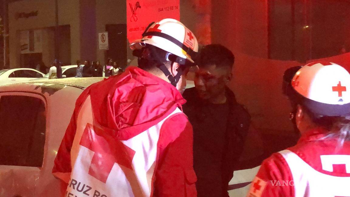 $!Paramédicos de la Cruz Roja acudieron al sitio para valorar al joven identificado como Ángel Giovanni Pérez.
