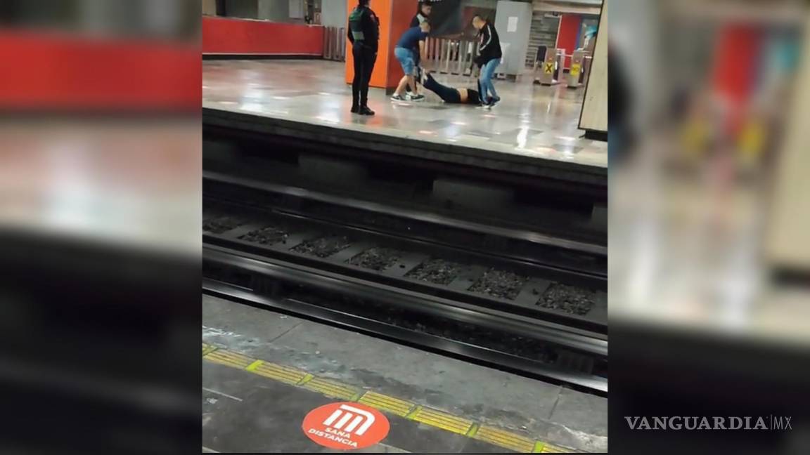Jóvenes arrastran a su amigo ‘ebrio’ por andén del Metro de la CDMX