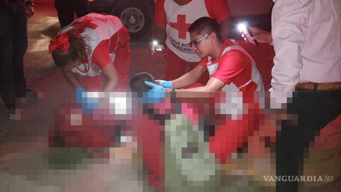 $!El personal de emergencia atendió a Óscar, quien sufrió una herida en la cabeza tras caer de su bicicleta.